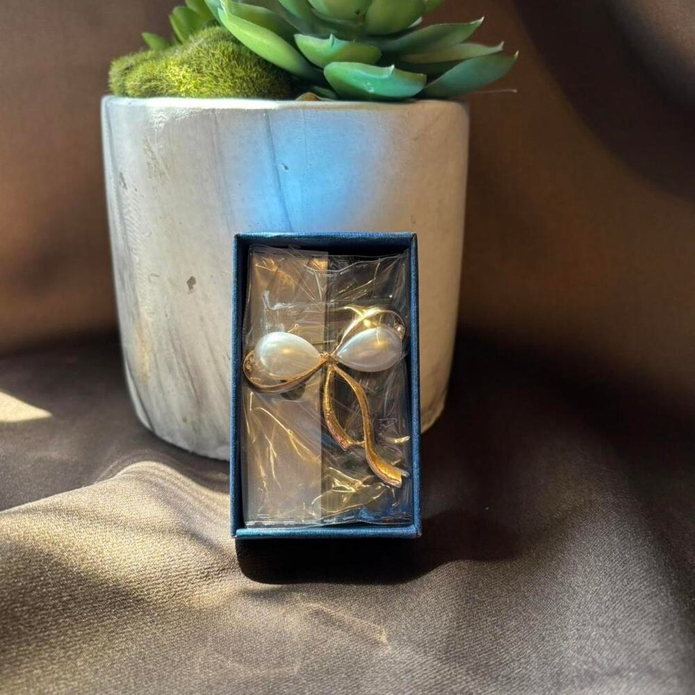 Pearl and gold bow brooch new with gift box